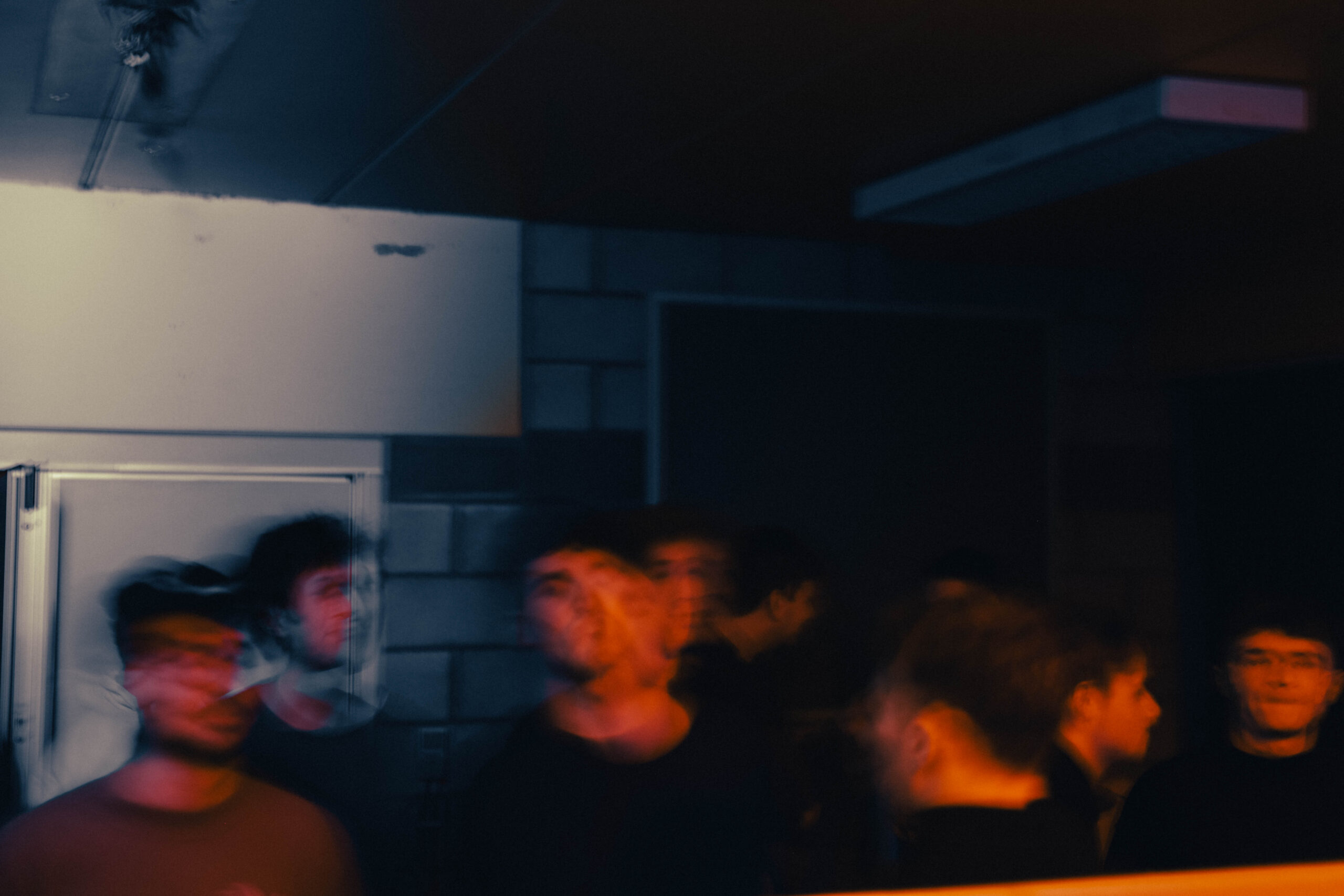 donkere foto van dansende mensen